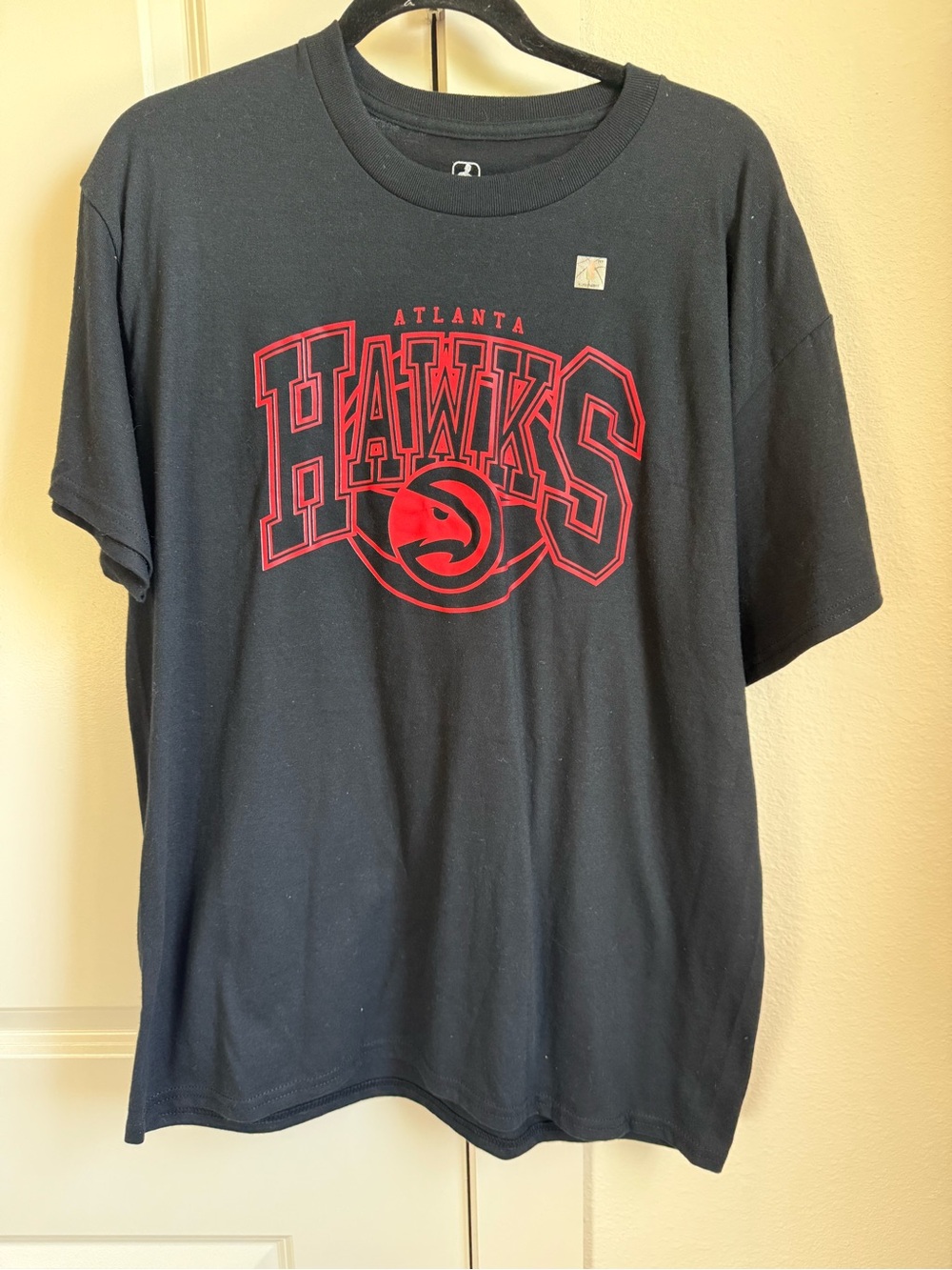 Atlanta Hawks Unisex T Shirt Black Red Size Large PTP 23” NWOT